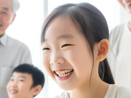 笑顔の家族の画像